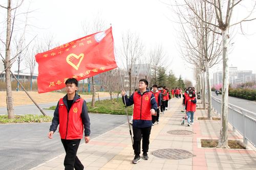 （1）開展“萬名團員進社區(qū)——用行動傳承雷鋒精神”志愿服務活動