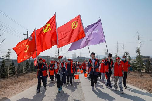 1志愿者來到鄭州市本級全民義務(wù)植樹基地參加志愿服務(wù)活動 李鑫樂 攝