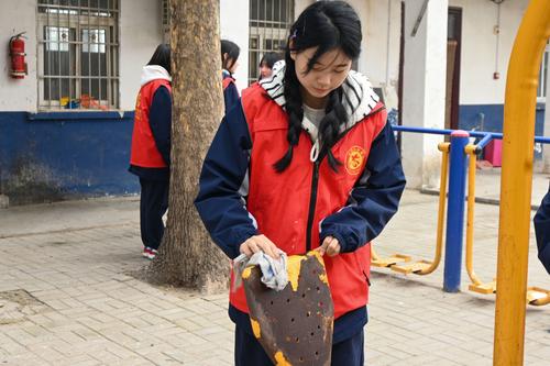 1志愿者打掃健身器材