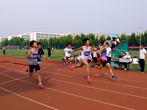 1跑步運動員沖向終點