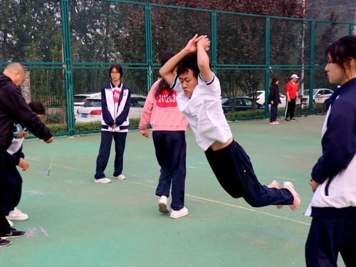 3跳遠運動員挑戰(zhàn)自我